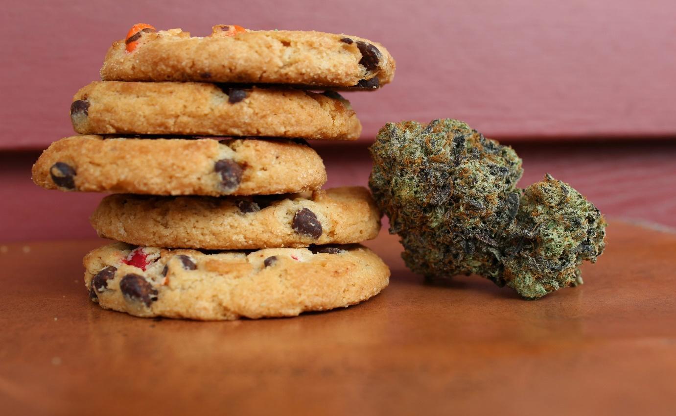 girl scout cookies strain, girl scout cookies effects, cannabis strain ratings, THC content girl scout cookies, best strains for relaxation, cannabis strain reviews, girl scout cookies potency, popular cannabis strains, recreational cannabis california, indica dominant strains